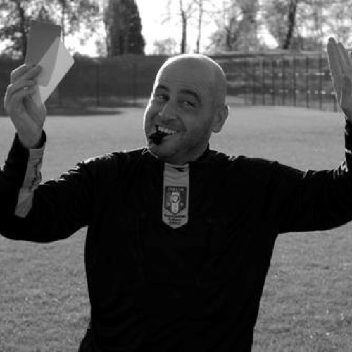 Un uomo in divisa e la sua ultima partita: Claudio Moretti in scena con Bessôl - un arbitro tal bunker