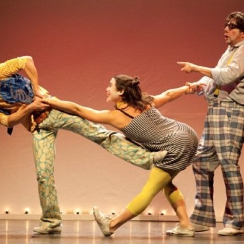 Lo scenografico e acrobatico Circoparola domenica 4 novembre ore 16 al Teatro Palamostre per bambini da 3 a 10 anni