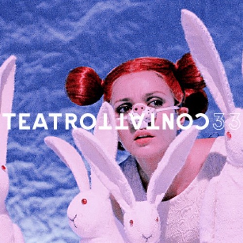 Ambra Angiolini esce dalle pagine di Stefano Benni come Signorina V e insegue le sue W predilette alla ricerca del suo pezzo mancante, fra luci al neon e coniglietti bianchi