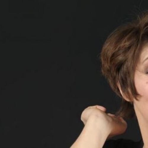 Emanuela Grimalda e il viaggio “creativo” di Carla: dal romanzo di Eleonora Mazzoni, l’attrice triestina porta a teatro il mondo della procreazione assistita