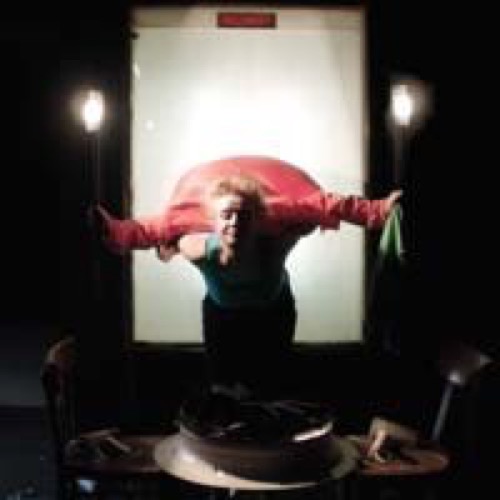 Il CSS sostiene la nuova produzione di Cosmesi, Lo sfarzo nella tempesta