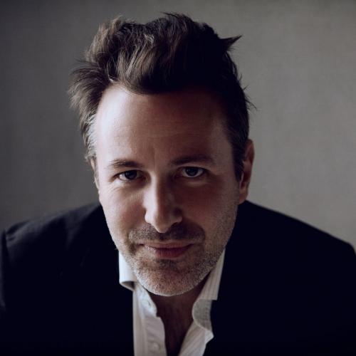 Davide Enia torna finalmente a teatro con un nuovo racconto sui naufragi individuali e collettivi del nostro tempo